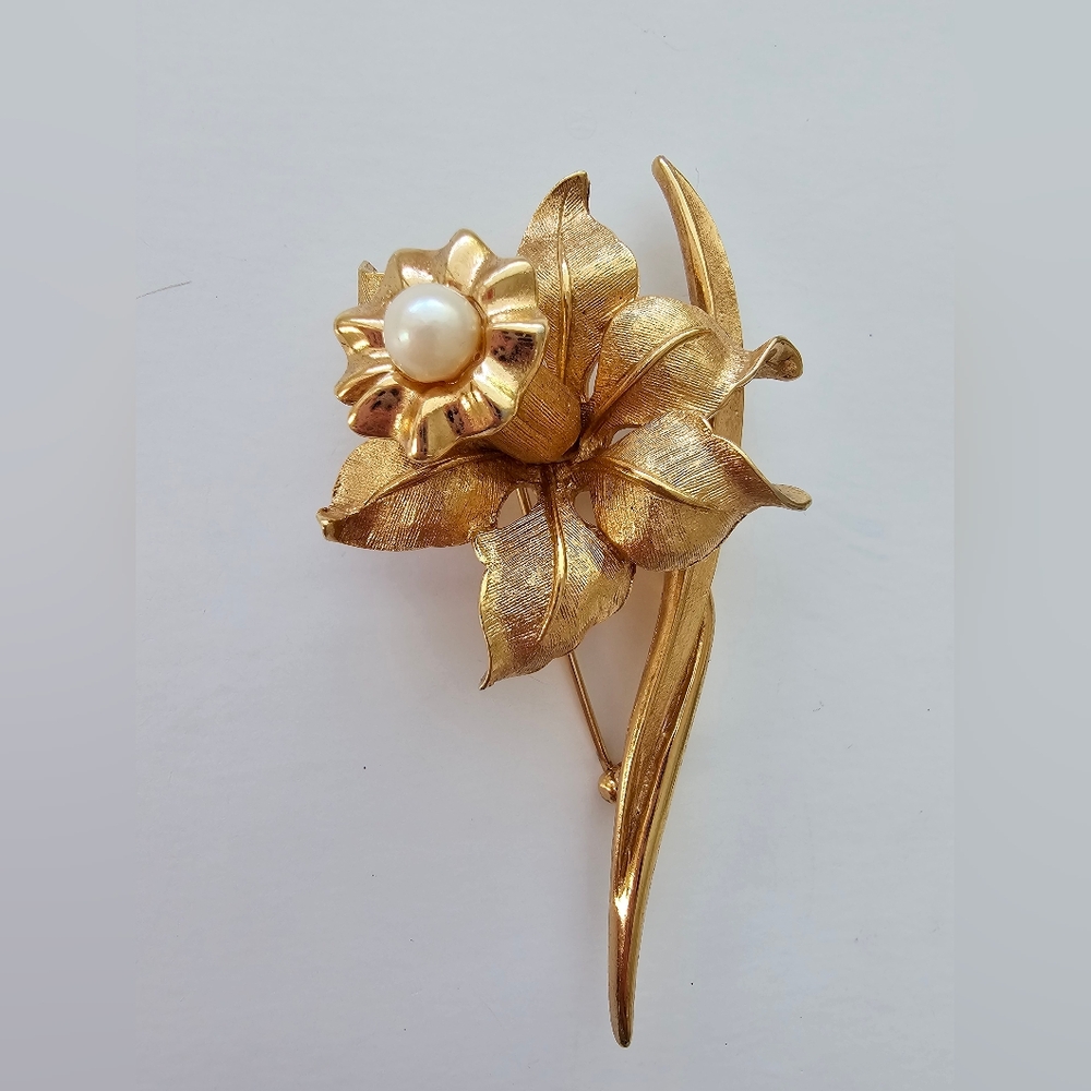 Rare Vintage 3-D Jonquille Daffodil Brooch - Gold Tone & Faux Pearl Mid-Century